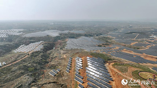 伊金霍洛旗天驕綠能50萬(wàn)千瓦采煤沉陷區(qū)生態(tài)治理光伏發(fā)電示范項(xiàng)目。人民網(wǎng) 孟佳澍攝