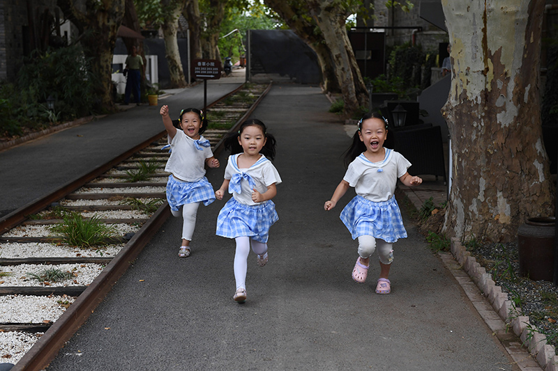 由礦場(chǎng)家屬區(qū)改造而來(lái)的“鮮花小院”民宿，深受孩子們的喜愛(ài)。吳芳攝