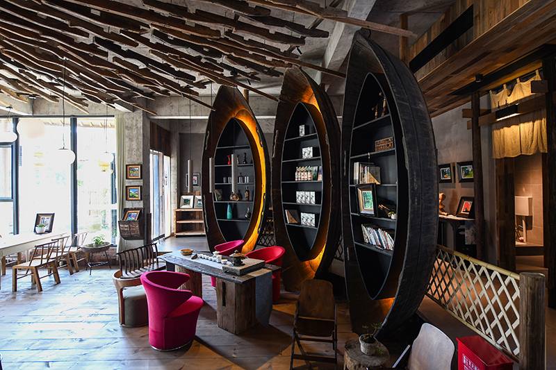 漁船、船槳……花田·僑鄉(xiāng)里的裝飾材料，多是從當(dāng)?shù)靥詠?lái)的舊物。 吳芳攝