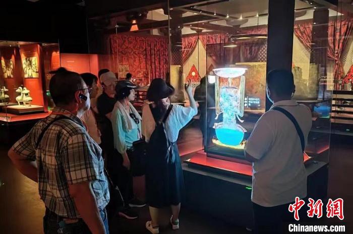 圖為臺(tái)灣新北市永和區(qū)里長(zhǎng)聯(lián)誼會(huì)江西參訪團(tuán)一行在南昌漢代?；韬顕?guó)遺址博物館內(nèi)參觀展出的珍貴文物?！●樞↓?攝