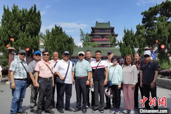 圖為臺(tái)灣新北市永和區(qū)里長(zhǎng)聯(lián)誼會(huì)江西參訪團(tuán)一行在南昌滕王閣前合影?！×鴷缘?攝