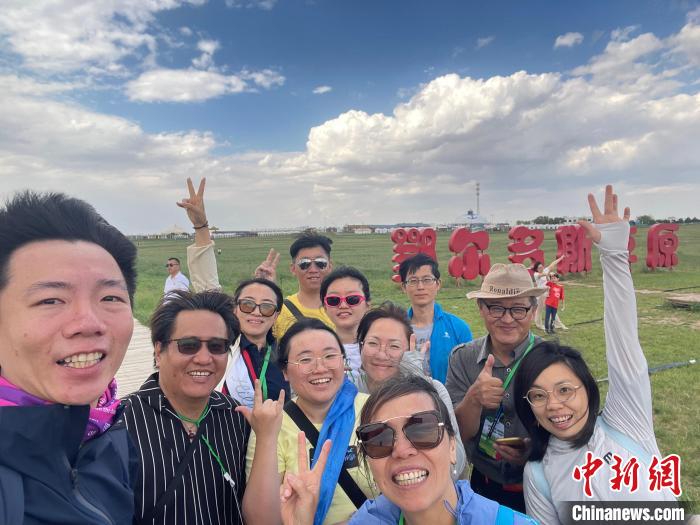 圖為臺(tái)胞在鄂爾多斯草原合影?！∪~冠賢 攝