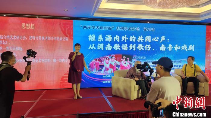 歌仔說唱非遺傳承人張月萍女士現(xiàn)場演唱?！罘?攝