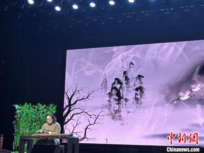 閩派古琴名家陳志強(qiáng)演奏一曲《流水》?！堺惥?攝