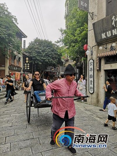 馮小剛電影公社里體驗(yàn)“黃包車”的游客。南海網(wǎng)記者 蘇靚 攝