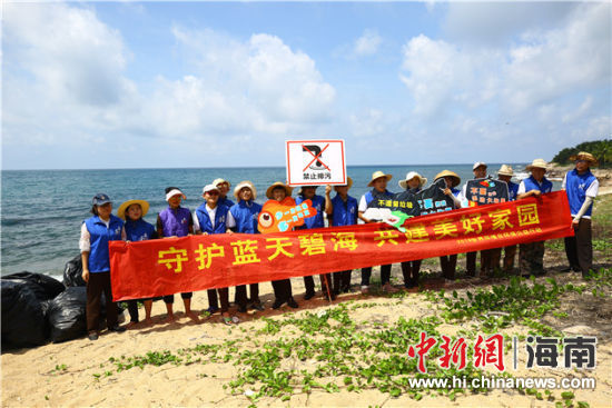 環(huán)保志愿者呼吁停止隨地扔垃圾、破壞環(huán)境等不文明行為。