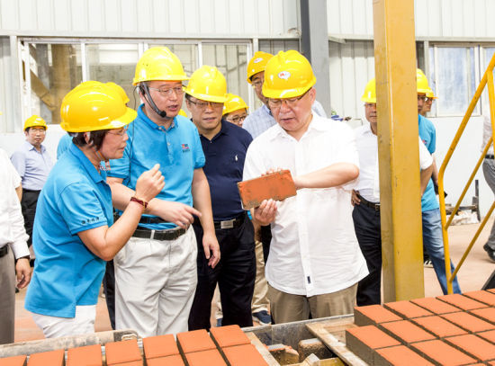 2019年6月21日下午，省長沈曉明在三亞建筑廢棄物綜合利用廠，查看用建筑廢棄物綜合處理后制成的再生水泥磚。海南日?qǐng)?bào)記者 宋國強(qiáng) 攝