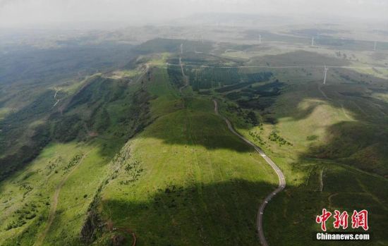 6月28日，夏日鏡頭下的河北張家口張北“草原天路”蜿蜒曲折。 中新社記者 楊艷敏 攝