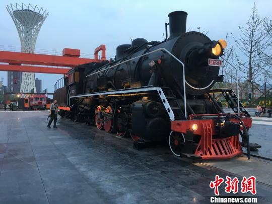 公園內(nèi)保留布置了蒸汽時(shí)代火車頭?！「呒t超 攝