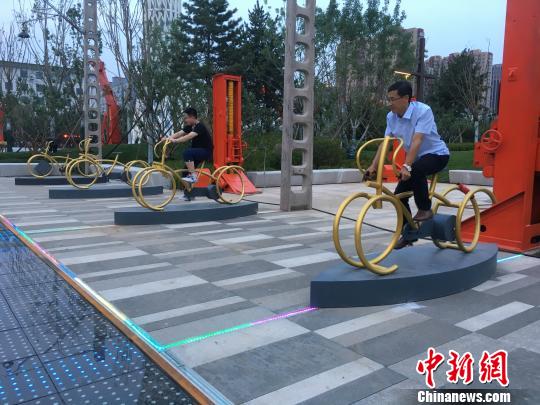 市民使用公園內(nèi)的健身設(shè)施?！「呒t超 攝