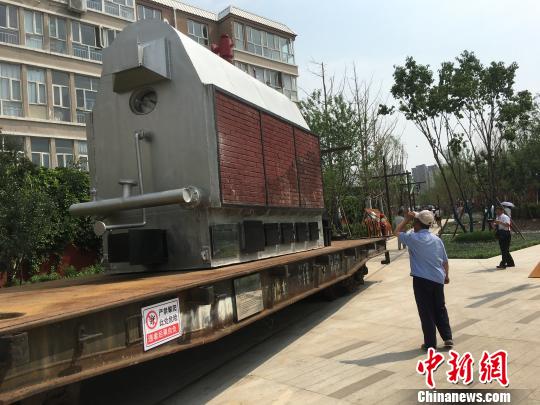 公園內(nèi)陳列著臥式蒸汽鍋爐等工業(yè)產(chǎn)品?！「呒t超 攝