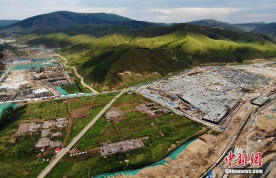 6月28日，航拍鏡頭下的河北張家口冬奧會(huì)太子城冰雪小鎮(zhèn)項(xiàng)目。太子城冰雪小鎮(zhèn)項(xiàng)目位于2022年冬奧會(huì)張家口賽區(qū)核心區(qū)，連接張家口賽區(qū)云頂和古楊樹(shù)兩個(gè)競(jìng)賽場(chǎng)館群，建成后將承擔(dān)賽時(shí)核心區(qū)配套保障功能，提供冬奧頒獎(jiǎng)、貴賓接待、交通換乘、休閑娛樂(lè)等服務(wù)，賽后將成為一座國(guó)際化四季度假小鎮(zhèn)。 中新社記者 楊艷敏 攝