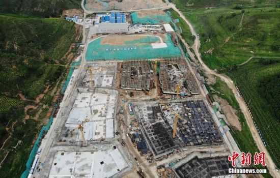 6月28日，航拍鏡頭下的河北張家口冬奧會(huì)太子城冰雪小鎮(zhèn)項(xiàng)目。太子城冰雪小鎮(zhèn)項(xiàng)目位于2022年冬奧會(huì)張家口賽區(qū)核心區(qū)，連接張家口賽區(qū)云頂和古楊樹(shù)兩個(gè)競(jìng)賽場(chǎng)館群，建成后將承擔(dān)賽時(shí)核心區(qū)配套保障功能，提供冬奧頒獎(jiǎng)、貴賓接待、交通換乘、休閑娛樂(lè)等服務(wù)，賽后將成為一座國(guó)際化四季度假小鎮(zhèn)。 中新社記者 楊艷敏 攝