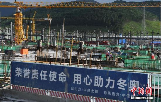 6月28日，河北張家口冬奧會(huì)太子城冰雪小鎮(zhèn)項(xiàng)目現(xiàn)場(chǎng)。太子城冰雪小鎮(zhèn)項(xiàng)目位于2022年冬奧會(huì)張家口賽區(qū)核心區(qū)，連接張家口賽區(qū)云頂和古楊樹(shù)兩個(gè)競(jìng)賽場(chǎng)館群，建成后將承擔(dān)賽時(shí)核心區(qū)配套保障功能，提供冬奧頒獎(jiǎng)、貴賓接待、交通換乘、休閑娛樂(lè)等服務(wù)，賽后將成為一座國(guó)際化四季度假小鎮(zhèn)。 中新社記者 楊艷敏 攝