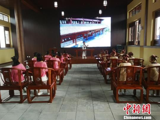 學生們在大原書院誦讀國學經(jīng)典?！⊥貔i 攝