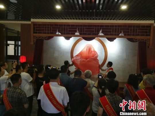 為董子石像揭幕?！⊥貔i 攝