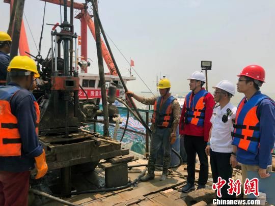 圖為勘察設(shè)計(jì)人員與常熟海事局執(zhí)法船在現(xiàn)場配合鉆探施工?！∥赫?攝