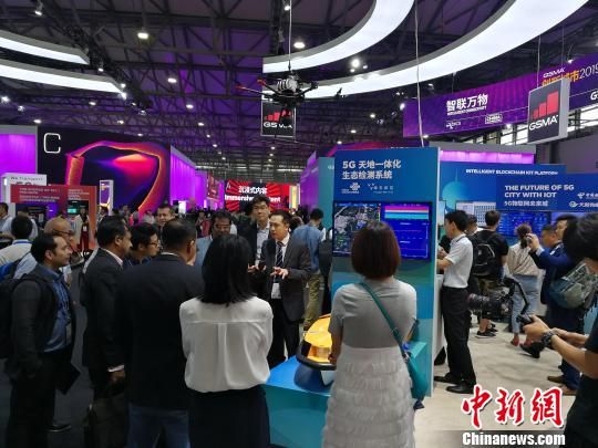 雄安新區(qū)展臺吸引不少眾多觀眾駐足關(guān)注?！∪伟厮?攝