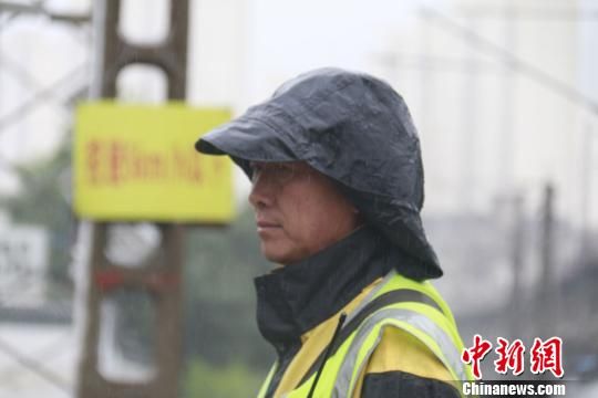 蘭州西工務(wù)段蘭州線路車間防護員雨中巡查?！⊥豕廨x 攝