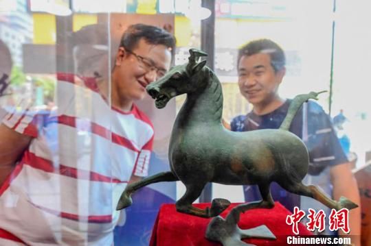 甘肅省博物館將榮登《國家寶藏》的文物銅奔馬和人頭形器口彩陶瓶搬到了絲路如意餐廳，讓顧客在餐廳內(nèi)就能近距離的和文物面對面。　鐘欣 攝