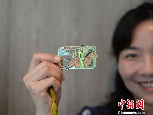 絲路主題餐廳內(nèi)推出的文創(chuàng)產(chǎn)品。　鐘欣 攝