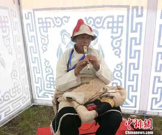 圖為瑪曲縣非遺彈唱藝術(shù)?！＄娦?攝
