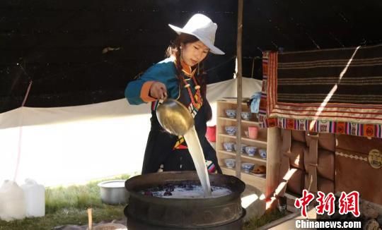 圖為展示瑪曲藏民族傳統(tǒng)特色美食制作工藝。　鐘欣 攝