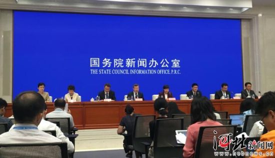 8月26日，國務(wù)院新聞辦召開國務(wù)院政策例行吹風(fēng)會(huì)。圖為吹風(fēng)會(huì)現(xiàn)場(chǎng)。 記者李巍攝