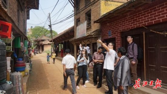 在尼泊爾，武漢市土地利用和城市空間規(guī)劃研究中心設(shè)計(jì)團(tuán)隊(duì)現(xiàn)場(chǎng)踏勘。(武漢市土地利用和城市空間規(guī)劃研究中心 供圖)