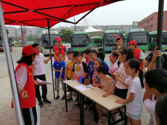 志愿者教小朋友垃圾分類的相關(guān)知識。連柏梁 攝