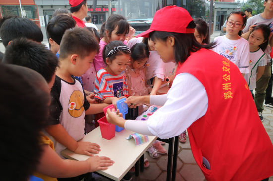 志愿者教小朋友們垃圾分類的相關(guān)知識。連柏梁 攝