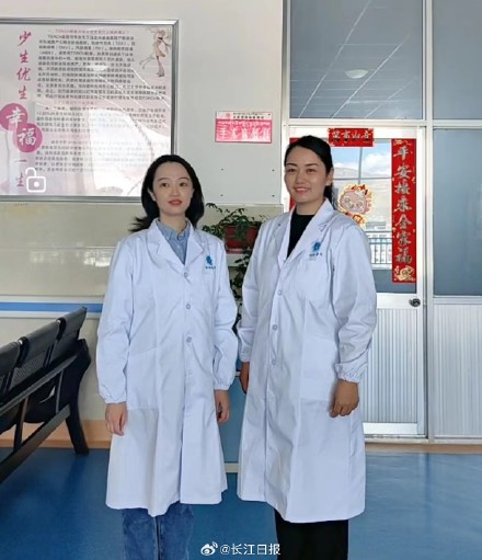 “有醫(yī)生嗎？有人暈倒了！”武漢協(xié)和醫(yī)院援藏醫(yī)療隊(duì)員聽到呼救就沖了上去