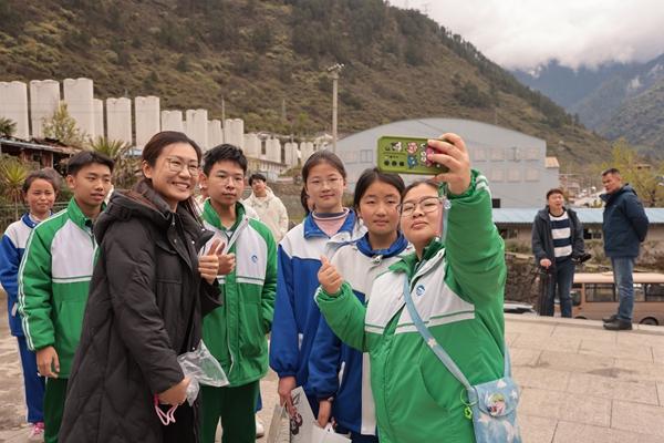 為驗(yàn)證“高反風(fēng)險(xiǎn)預(yù)測(cè)”小程序，這群高中生真去了趟高原