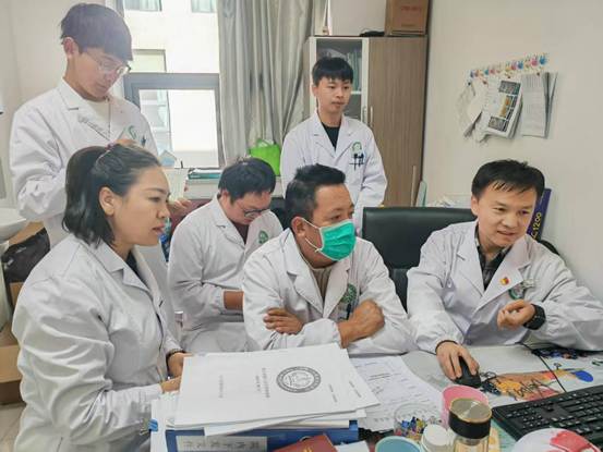 在山南市進行師帶徒幫扶，傳授先進的眼科學診療技術