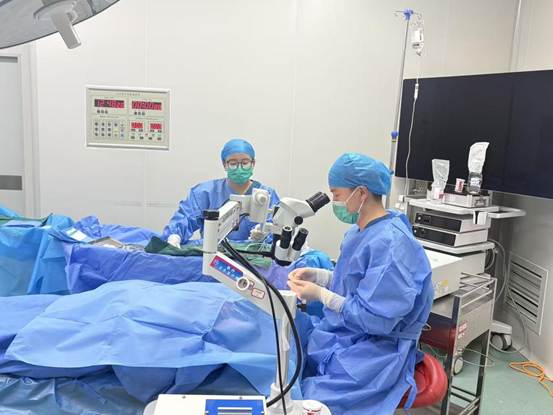 梁坤在洛扎縣為藏族同胞開展白內障手術2