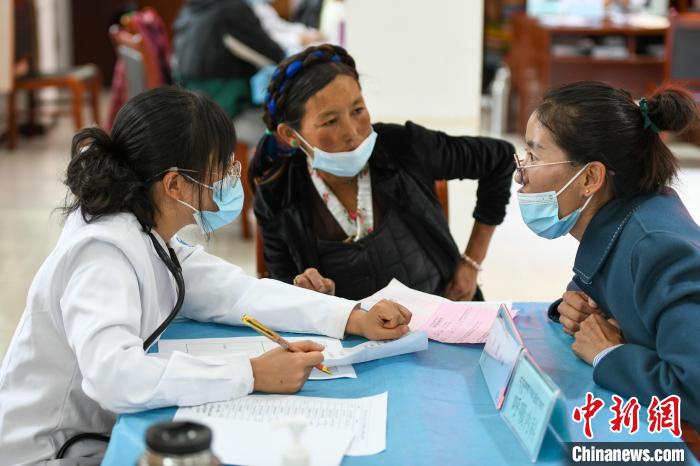 因不少農(nóng)牧民不會(huì)普通話，義診活動(dòng)現(xiàn)場，鄉(xiāng)政府為每位醫(yī)生配了一名翻譯。　江飛波 攝