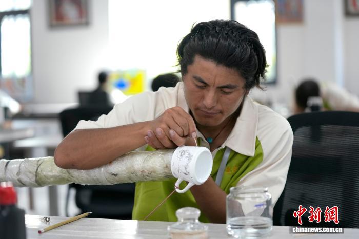 產教融合助推西藏青年創(chuàng)新西藏陶瓷