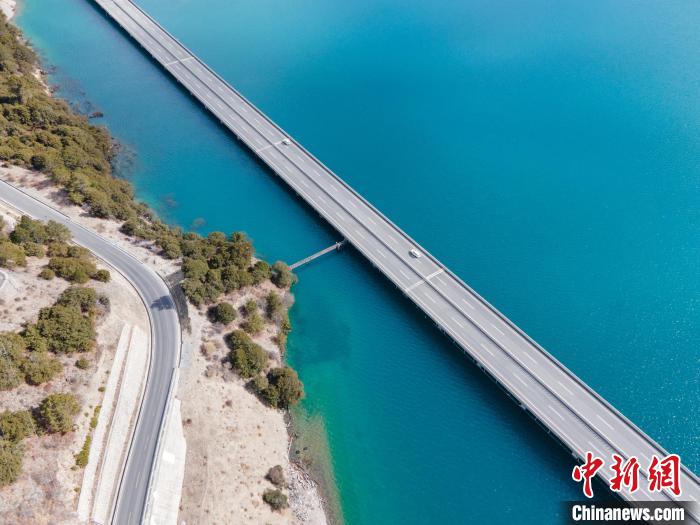 圖為西藏林拉高等級公路多布湖段風(fēng)光?！〗w波 攝