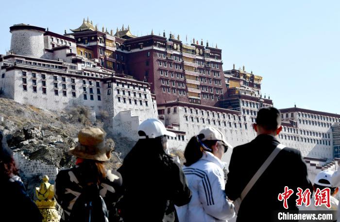 4月17日，游客在拉薩布達拉宮觀景臺拍照留念。　李林 攝
