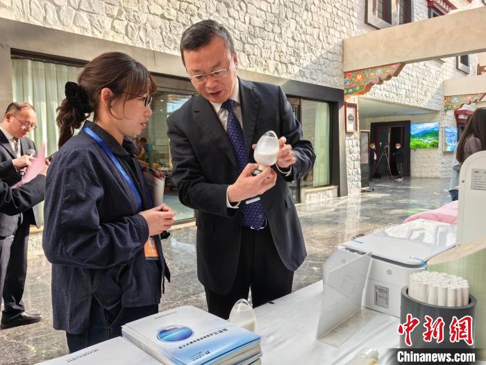 圖為簽約企業(yè)現(xiàn)場推介自己的產(chǎn)品?！≮w延 攝