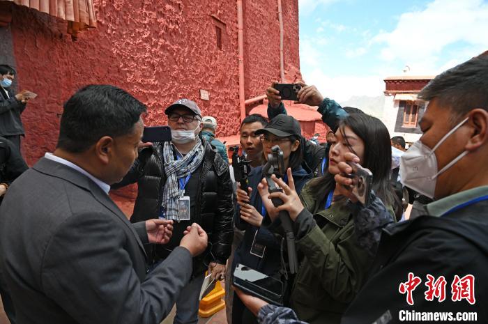 圖為中外媒體采訪布達(dá)拉宮管理處相關(guān)負(fù)責(zé)人?！≮w朗 攝