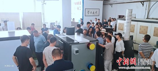 圖為行業(yè)內(nèi)人員進行項目參觀。 活動主辦方供圖