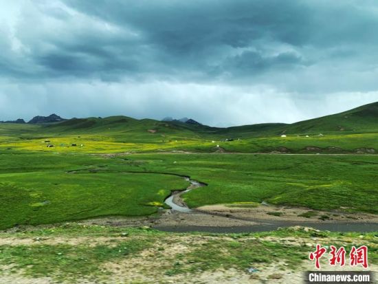 自2005年啟動三江源生態(tài)保護和建設(shè)工程以來，果洛州共治理黑土灘315.11萬畝，使果洛州生態(tài)環(huán)境15年來得到明顯好轉(zhuǎn)?！O睿 攝