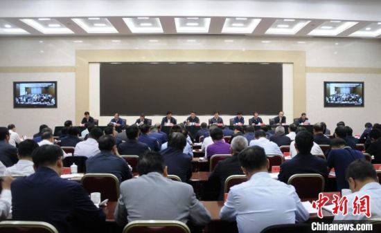 圖為青海省生態(tài)環(huán)境保護警示教育大會現(xiàn)場。　張?zhí)砀！z 　　