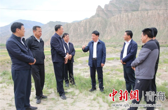 圖為黃南州有關(guān)領(lǐng)導(dǎo)現(xiàn)場踏勘、督導(dǎo)生態(tài)環(huán)保責任落實情況現(xiàn)場。黃宣攝