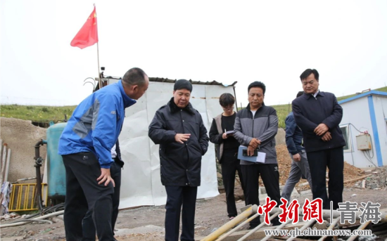 圖為黃南州有關(guān)領(lǐng)導(dǎo)現(xiàn)場踏勘、督導(dǎo)生態(tài)環(huán)保責(zé)任落實(shí)情況現(xiàn)場。黃宣攝