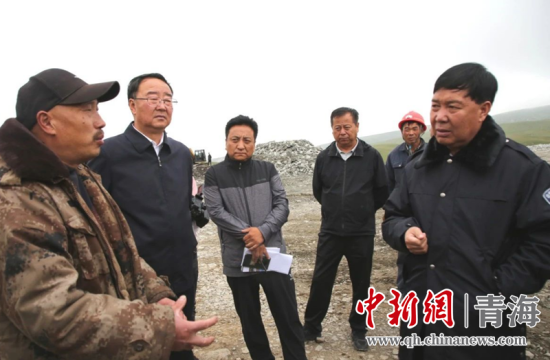 圖為黃南州有關(guān)領(lǐng)導(dǎo)現(xiàn)場踏勘、督導(dǎo)生態(tài)環(huán)保責(zé)任落實(shí)情況現(xiàn)場。黃宣攝