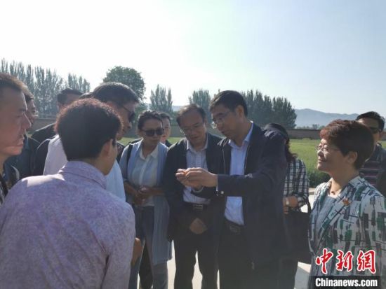 圖為杜德志在基層調(diào)研。受訪者供圖