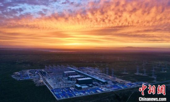 圖為朝霞下的青南換流站?！W(wǎng)青海檢修公司供圖 　　