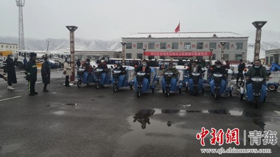 圖為環(huán)衛(wèi)設施集中發(fā)放儀式現(xiàn)場。甘恩超 攝